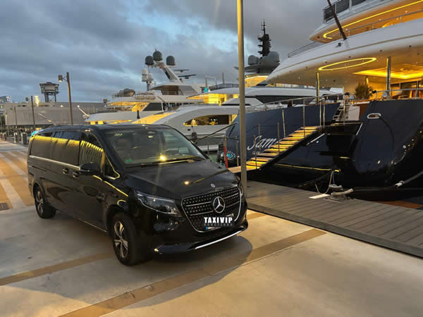 Merceces minivan delante del barco utilizado para traslado privado al puerto de Barcelona con chófer
