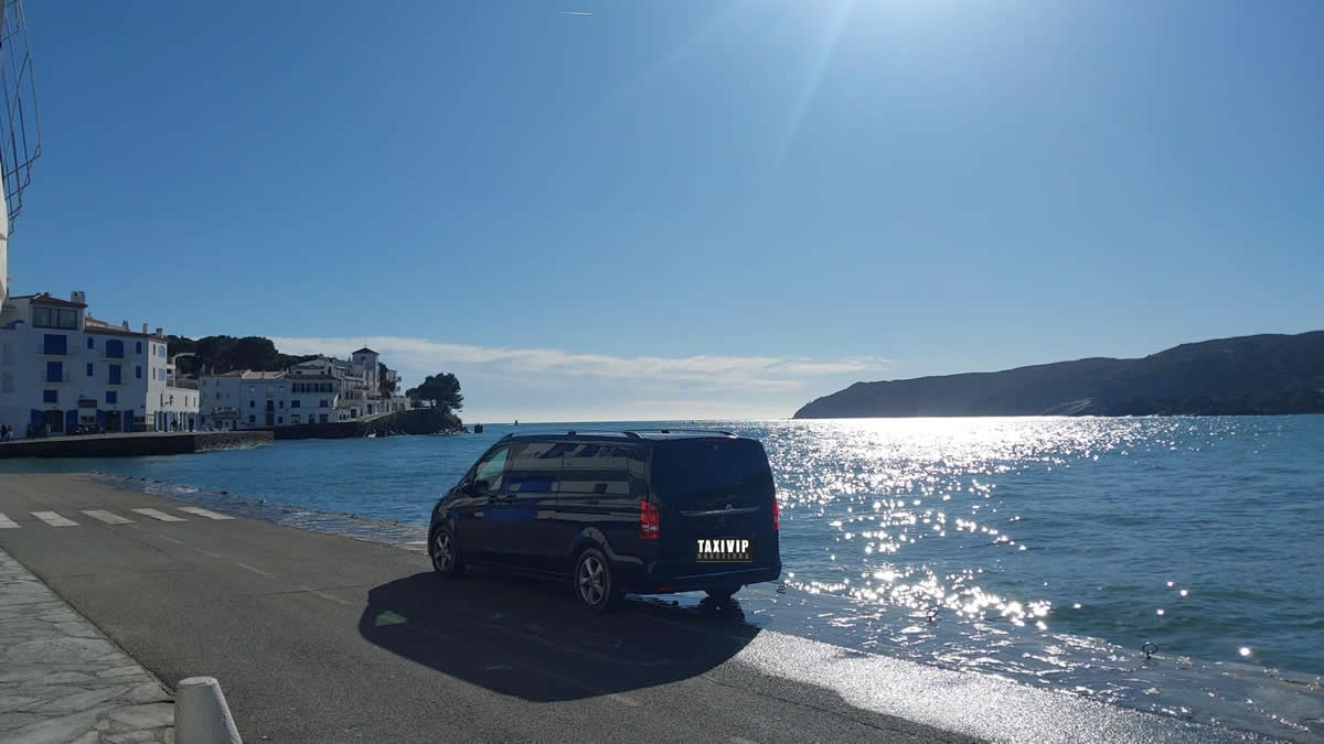 Mercedes V-Class chauffeur service for a sightseeing tour on the Costa Brava