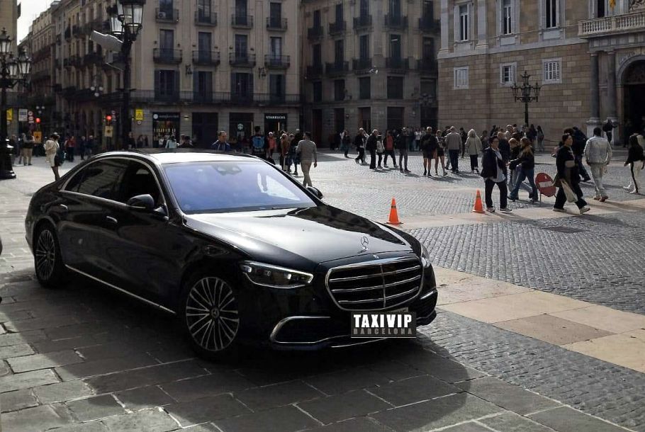 Mercedes EQS eléctrico con conductor para alquiler 