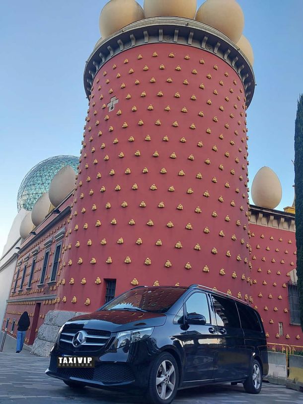 Vehículo con chofer delante del museo de Dali en Figueras