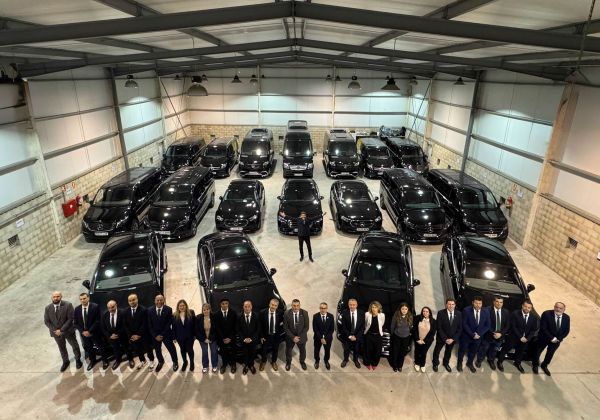 Flota de vehículos de lujo con conductor en Barcelona compuesta por coches premium, vans VIP y chóferes profesionales